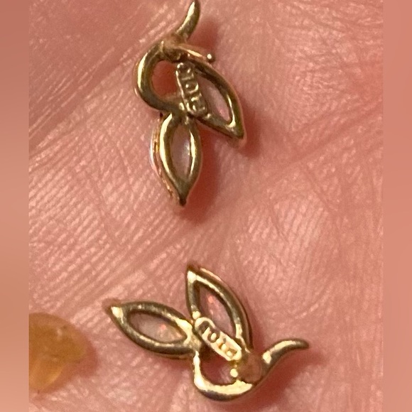 10 Karat gold post earrings with dainty little white fire opal stones - Picture 6 of 16
